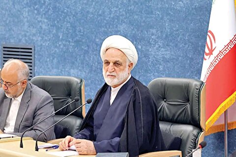 رئیس قوه قضائیه: ممکن است به مرور زمان عدهای چنین ادعا کنند که فلان بخش از قانون اساسی، امروز دیگر جواب نمیدهد، اما این قانون خط قرمز ما است/ در اصل چهارم قانون اساسی تصریح شده که همه مقررات باید مبتنی بر موازین اسلامی باشند/ افرادی که زمانی اصطلاحاً انقلابی دو آتشه بودند، اکنون مُستحیل شدهاند و مصرحات قانون اساسی را انکار میکنند