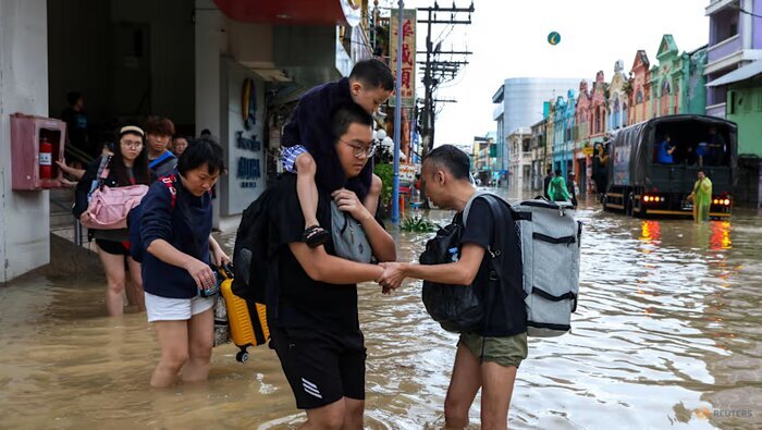 بارش سنگین باران موجب سیلاب گسترده و رانش زمین در سراسر آسیا شده و جان بیش از هزار نفر را گرفته/ سریلانکا نیز با طوفانی جداگانه درگیر شده که طی آن، حدود ۳۵۵ نفر کشته و ۳۶۶ نفر مفقود شدهاند