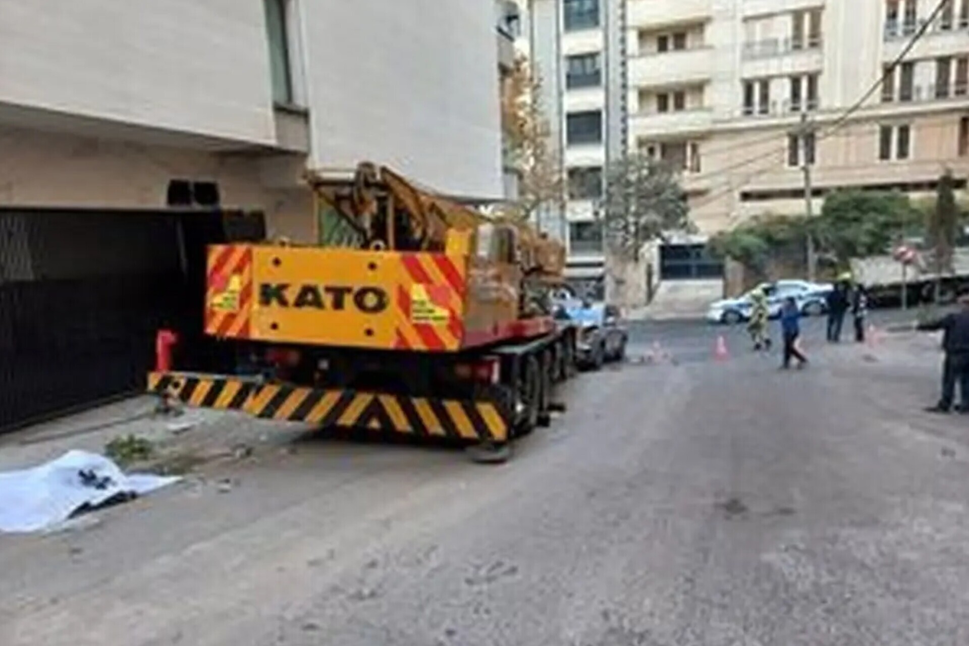 حادثه برای یک جرثقیل در تهران به علت بیاحتیاطی/ راننده جان باخت/ چند خودرو آسیب دیدند