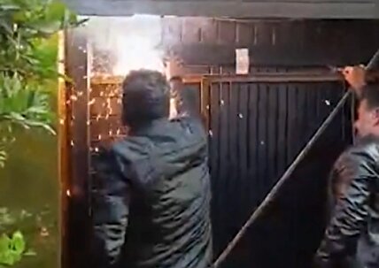 ویدیو / شیوه جدید پلمب‌ کافه‌رستوران‌ها با جوشکاری درِ ورودی یا کشیدنِ دیوار، جلوی درِ ورودی