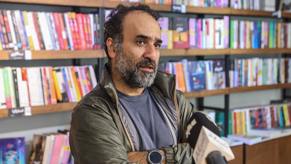 خانواده رضا امیرخانی: علاقه‌مندان به این نویسنده برای ملاقات به بیمارستان مراجعه نکنند/ رفت‌وآمد زیاد به آی‌سی‌یو موجب ورود میکروب‌ها به داخل بخش می‌شود