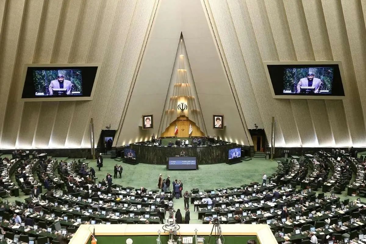 نامه ۱۵۵ نماینده مجلس به رئیس قوه قضائیه درباره حجاب: سران قوا هر چه سریعتر نسبت به ابلاغ اجرای قانون حجاب، به جمعبندی برسند/ قوه قضائیه نمیتواند نسبت به ترک فعل دستگاهها در این خصوص، موضع انفعال داشته باشد