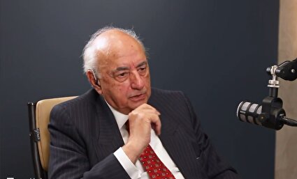 ویدیو / روایت فریدون مجلسی، دیپلمات سابق، از نخستین لحظات در وزارت خارجه پس از اشغال سفارت آمریکا: ابراهیم یزدی ابتدا به دیپلمات های غربی گفت این مسئله را چند روزه حل و فصل میکنیم، خیالتان راحت باشد اما اندکی بعد، سست شده بود و می گفت ماجرا در اختیار ما نیست