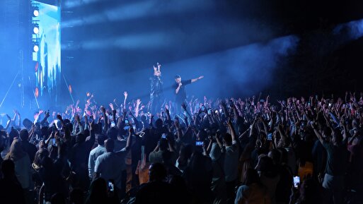 گزارش نیویورک تایمز از رنسانس اجتماعی در ایران؛ از کنسرتهای پاپ روباز تا نمایشگاههای مد