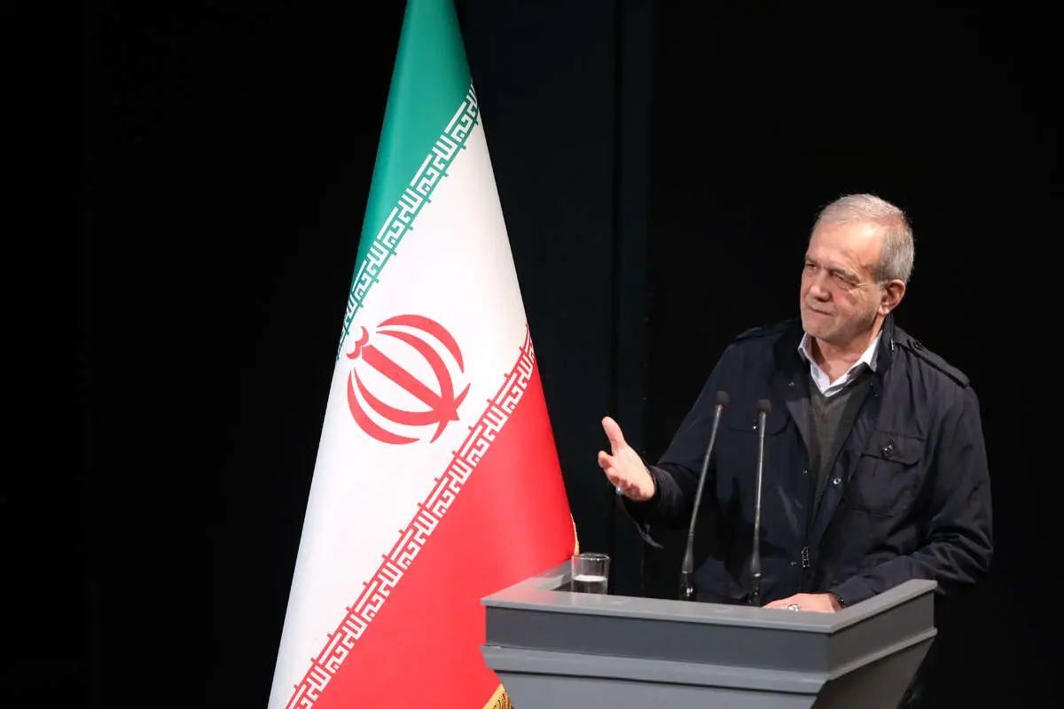 پزشکیان: کتمان نمیکنیم که با کاستیهایی مواجه هستیم؛ مردم نباید از دولت که وظیفه ارائه خدمات به آنها را به عهده دارد، ناراضی باشند