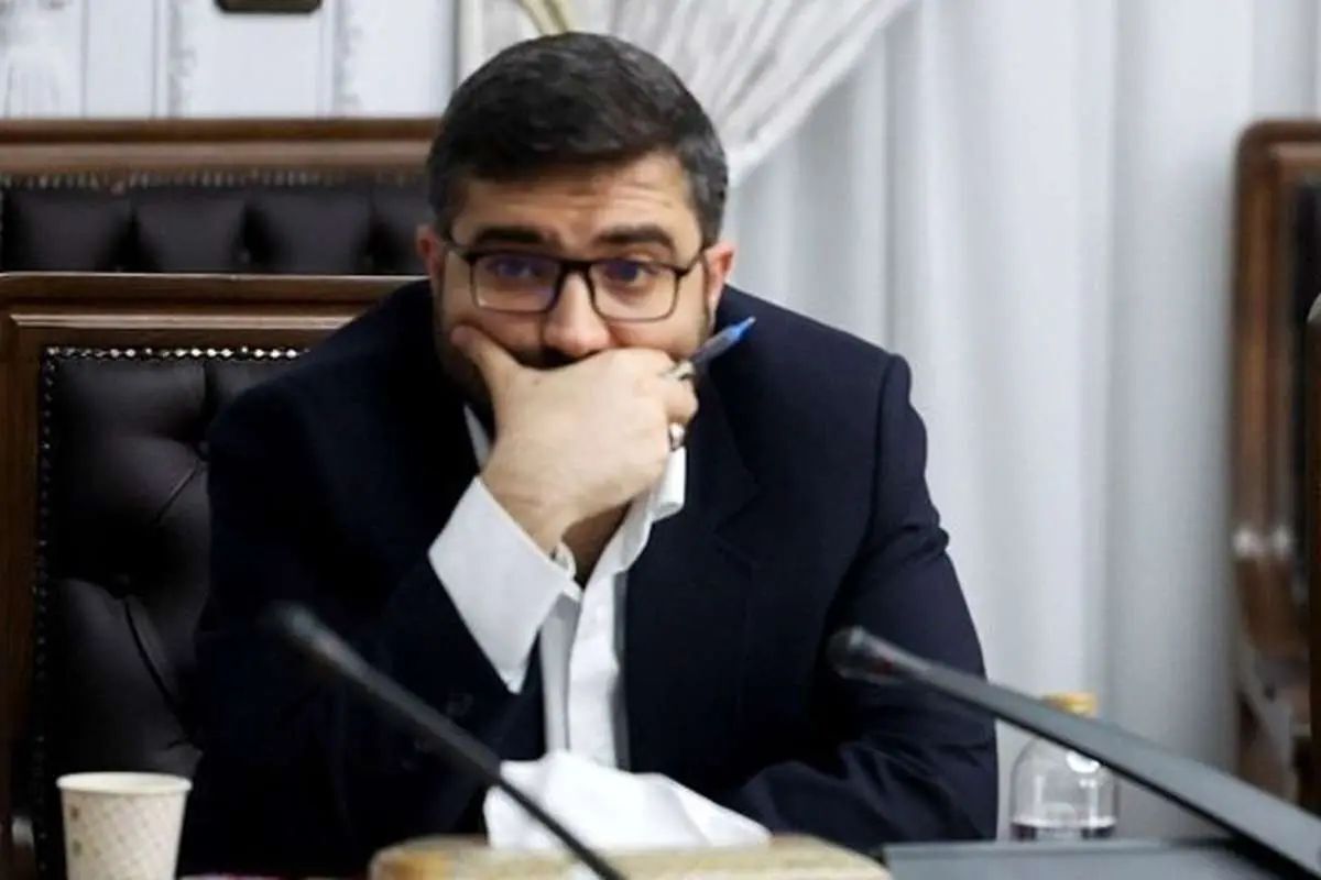 دل نوشته معاون رئیسجمهور در سوگ همسر و دخترش: هر بلایی در برابر نبودن همسرم، برای من کوچک و حقیر است/ در این دو هفته که عضوی از کابینه دولت شدم و برخی نیز نقدهایی داشتند، فاطمهام شبها خوابش نمیبرد و اضطراب داشت/ میدانم خواست قلبی دخترم این بود که اعضای بدنش زندگیهای دیگری را زنده نگه دارد/ پسر ۱۱ سالهام هنوز نمیداند مادر و خواهرش را از دست داده