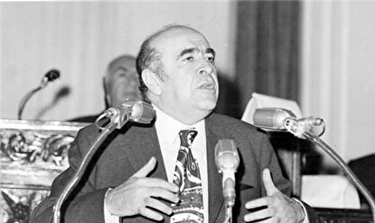 یادداشتهای علم، شنبه ۲۲ اردیبهشت ۱۳۵۲: امروز هویدا برای یک مسافرت سه هفتهای به لهستان و تونس رفت، خدا شانس بدهد از این آسودگی