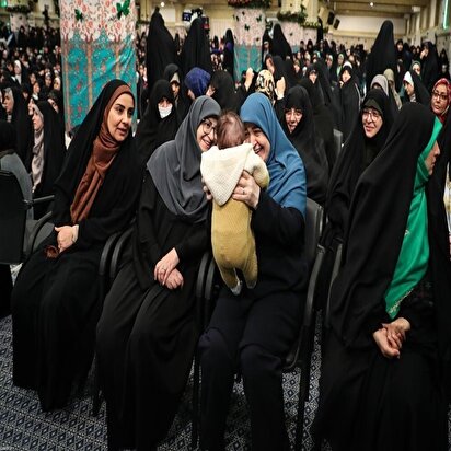 تصاویر: دیدار هزاران نفر از زنان و دختران با رهبر انقلاب