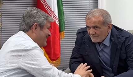 ویدیو / شوخی پزشکیان با روشن و خاموش شدن میکروفون تاجگردون