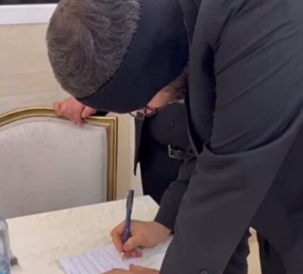 ویدیو / لحظه امضای رضایتنامه اهدای اعضای دومین فرزند سقاب اصفهانی، معاون رئیسجمهور