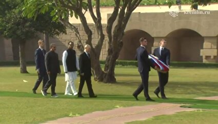 ببینید / ادای احترام پوتین به بنای یادبود گاندی، رهبر مبارز هند