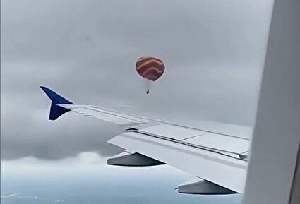 ببینید / لحظه برخورد صاعقه با بالن مسافربری و سقوط آن