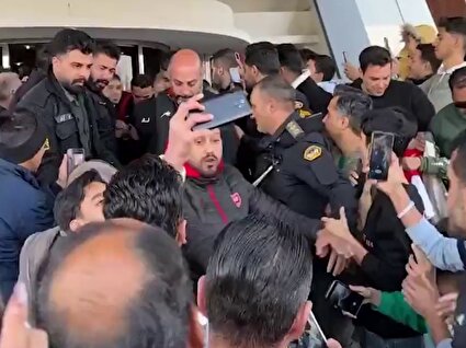 ببینید / خروج متفاوت سرخابی‌ها از هتل؛ بازیکنی مصدوم می‌شد، چه کسی پاسخ می‌داد؟