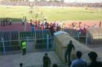ببینید / ورود هوادران سرخابی به ورزشگاه از روی فنسها