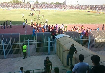 ببینید / ورود هوادران سرخابی به ورزشگاه از روی فنسها