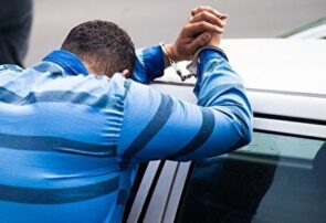 ببینید / درگیری مالباختگان با مامور قلابی پلیس؛ مشت زن عصبانی به صورت متهم