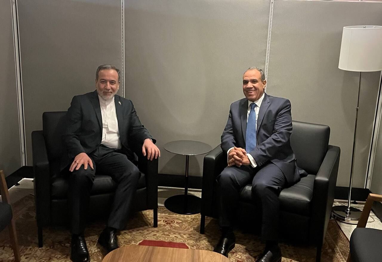 العربیه: وزیر خارجه مصر در تماس با گروسی، درباره فروپاشی توافق ایران و آژانس و تلاش‌ها برای جلوگیری از افزایش تنش میان تهران با غرب، گفت‌وگو کرده/ قاهره هشدار داده که روند فعلی می‌تواند موجب «خروج اوضاع از کنترل» در موضوع برنامه هسته‌ای ایران شود/ گروسی نیز گفته آژانس برای ترمیم روابط، به همکاری کامل و بدون قید و شرط تهران نیاز دارد